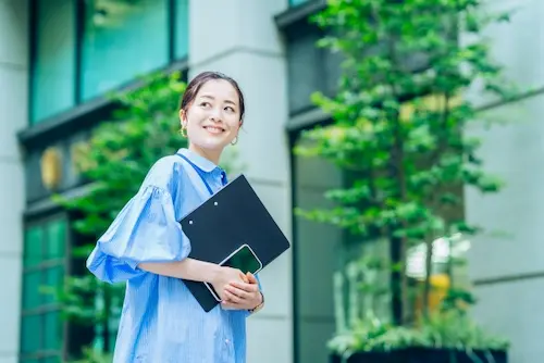 書類を持って歩く女性