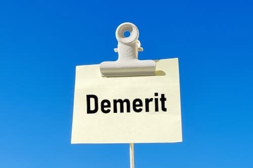 青空　クリップで留められた紙「Demerit」