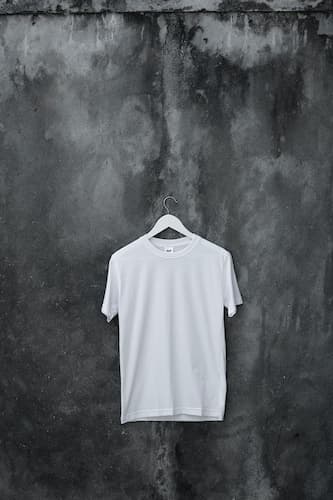 灰色の壁　白いTシャツ
