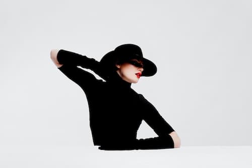 黒い服と帽子の女性モデル