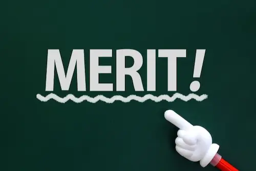 黒板　「MERIT！」　指さし