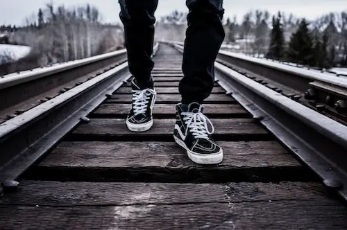 線路の上を歩く男性の足