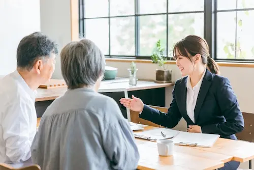 シニア顧客に説明する営業担当者